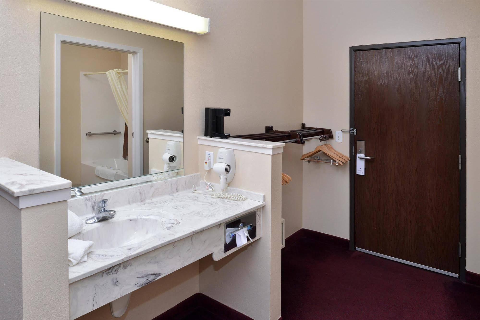 Americas Best Value Inn Somerville Texas Экстерьер фото